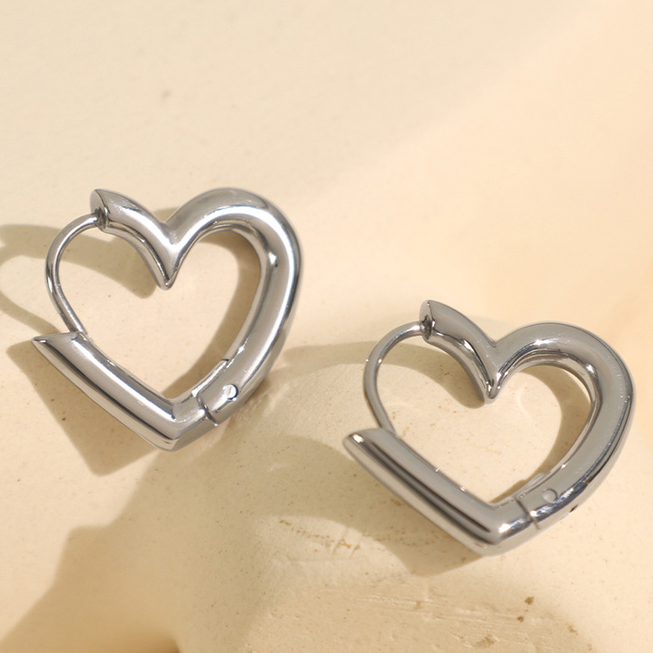 1 par de pendientes de aro de acero inoxidable chapados en Color dorado de 18 quilates con forma de corazón de serie simple para mujer 